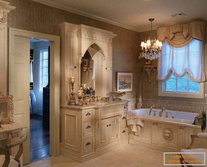 Design elegante com notas de pomposidade é incorporado na realidade no banheiro em estilo Art Nouveau.