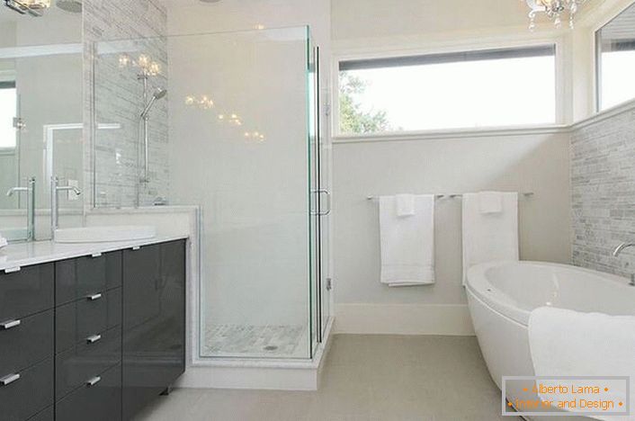 Uma espaçosa casa de banho modernista com a iluminação certa é decorada pelo famoso designer da França. 
