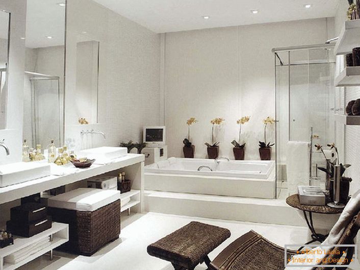 Luxuosa casa de banho em estilo Art Nouveau. Apesar da quadratura suficiente, o mobiliário para o banheiro é selecionado como espaçoso e funcional. 