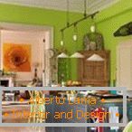 Cozinha com paredes verdes claras