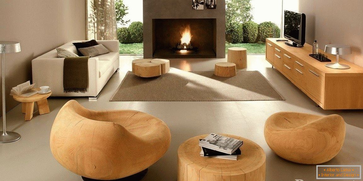 Cadeiras de madeira e uma mesa de madeira maciça