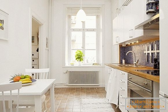Interior de apartamentos de cozinha confortável na Suécia