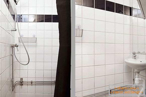 Interior de um apartamento de banho confortável na Suécia