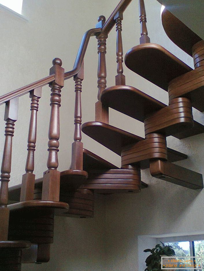 Escada modular elegante para o interior da casa em estilo clássico.