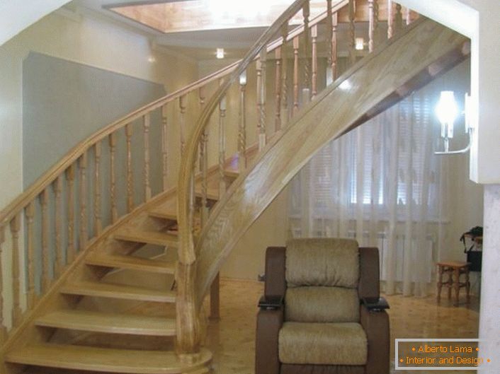 Escada elegante com design original. O design da escada é feito de nobre carvalho claro.