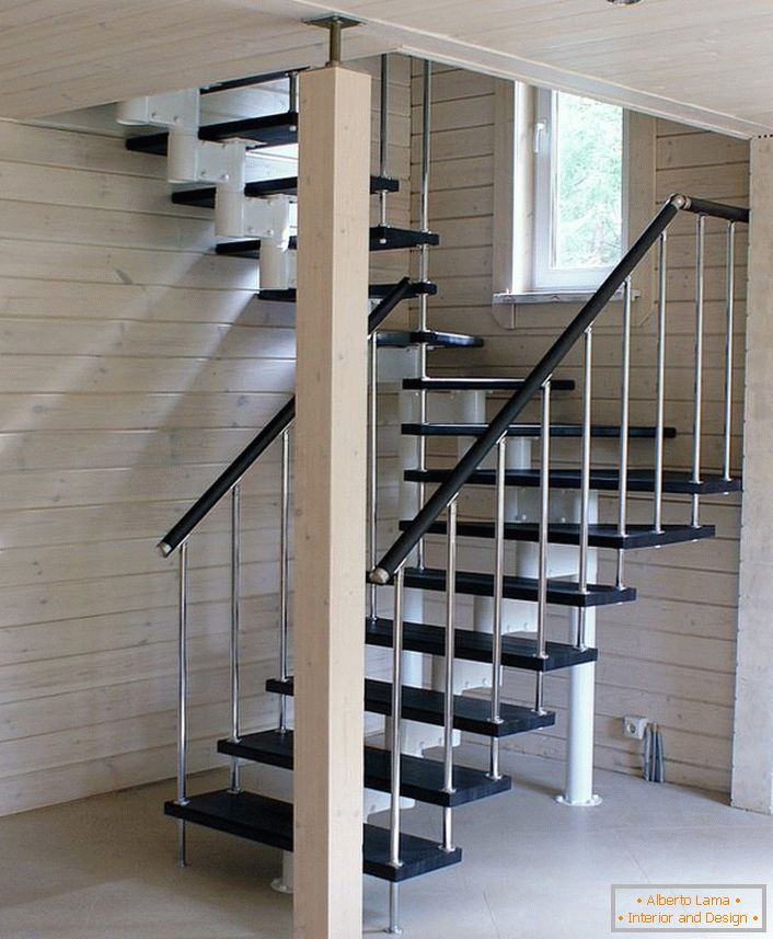 A versão ideal de uma escadaria modular elegante para uma casa construída em madeira clara.