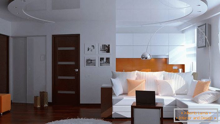 Sala de estar em estilo moderno em um apartamento de cidade comum em Moscou. O interior não está cheio de detalhes desnecessários.