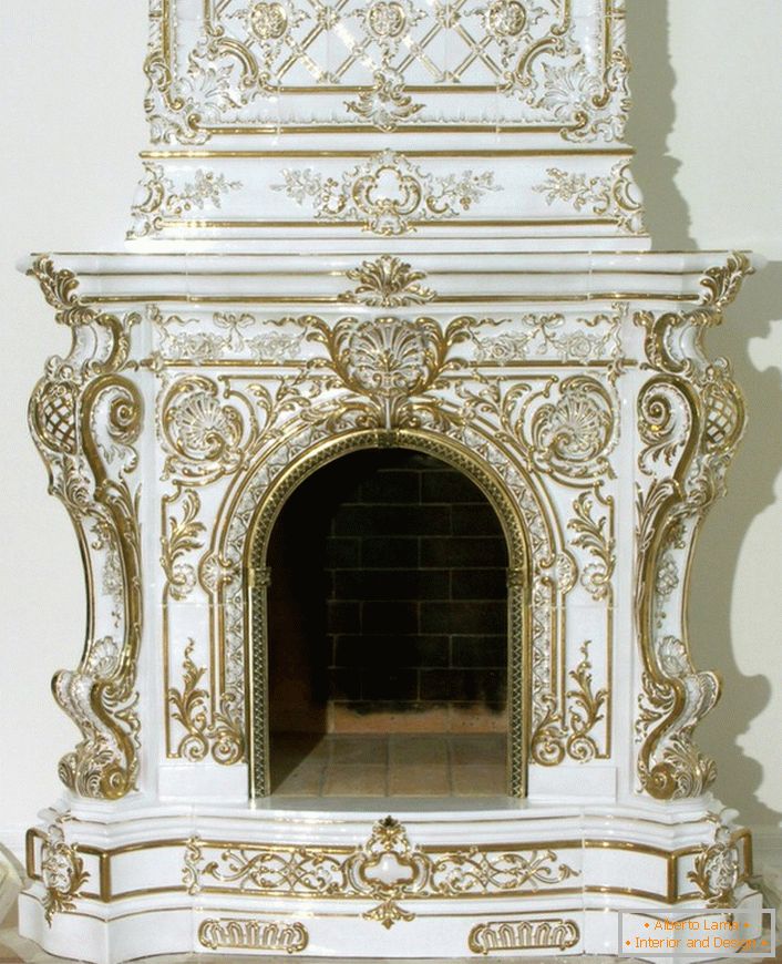 Uma magnífica lareira de azulejos em estilo barroco é decorada com elementos dourados de decoração. 