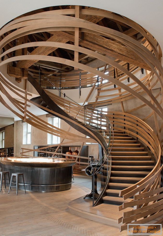 Escada em espiral muito bonita feita de madeira