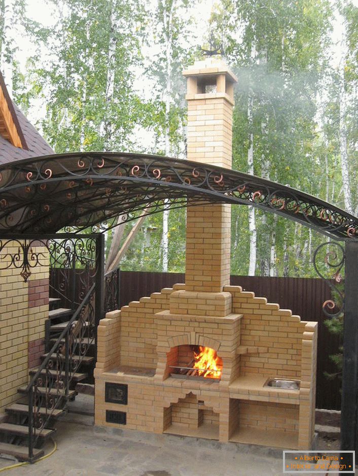 Simples em execução, um elegante forno a lenha em uma casa suburbana perto de Moscou. 