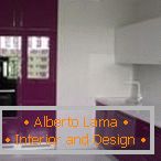 Projeto de uma cozinha branca e roxa com uma janela