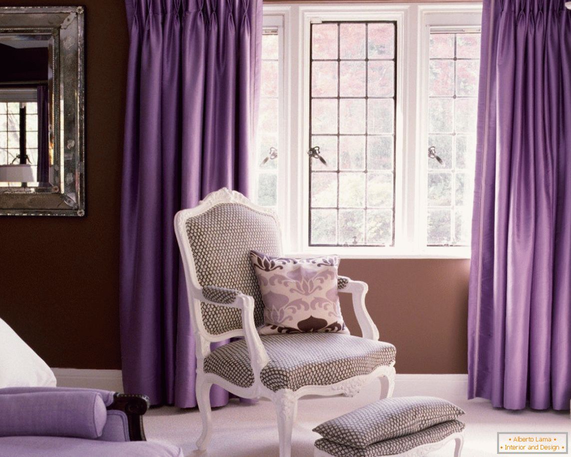 Cortinas violetas na janela