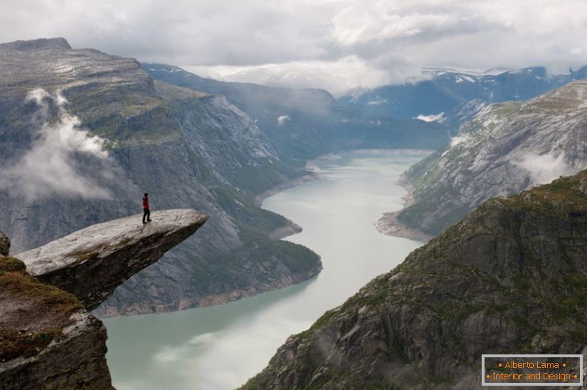 Foto interpretação da rocha Trolltunga, Noruega, fotógrafo Till Hanten