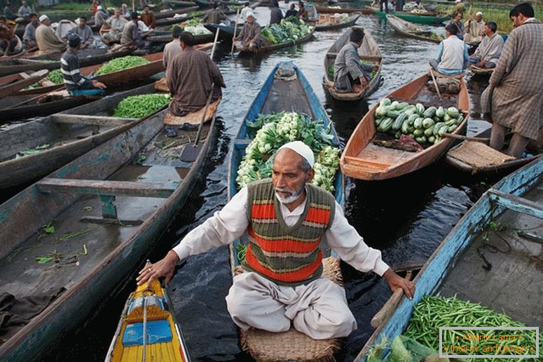 Vendedor em um barco, Índia