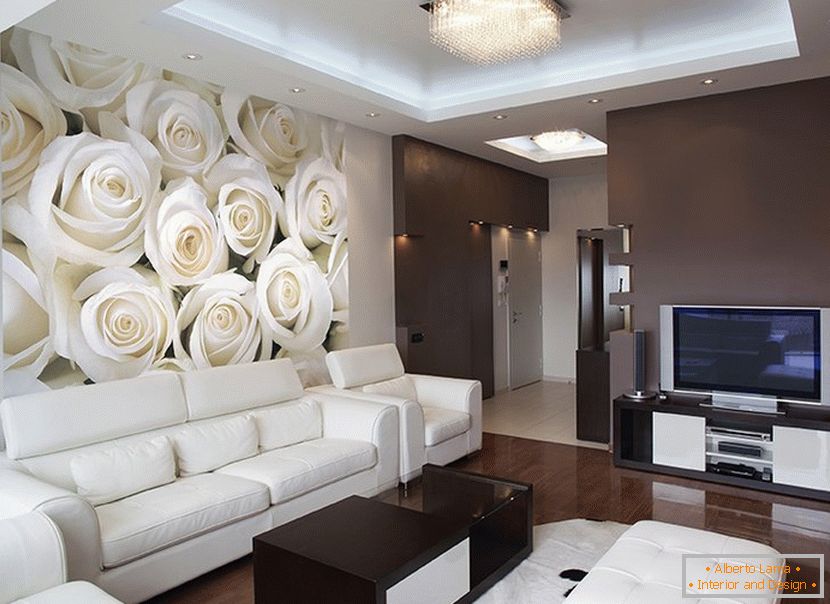Rosas brancas na parede da sala de estar