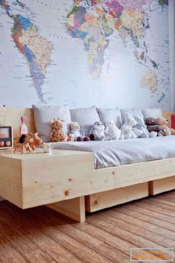 mapa do mundo no papel de parede de uma sala de crianças, foto 42