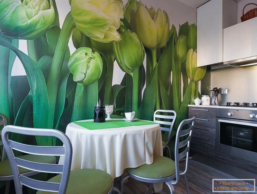 Papéis de parede com tulipas na cozinha