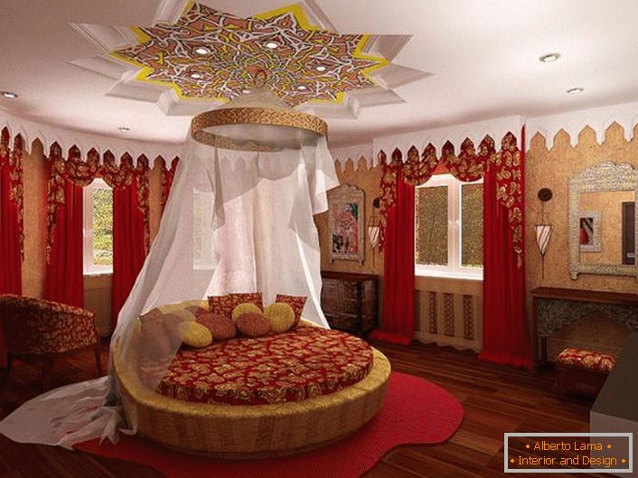 No centro da composição é uma cama redonda sob o dossel. A atenção atrai o teto, que é curiosamente decorado sobre a cama.