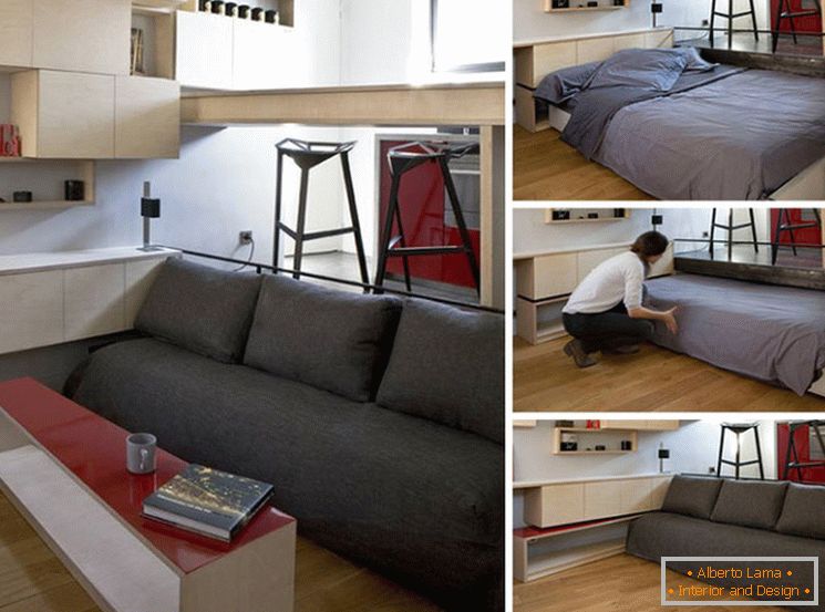 Um sofá-cama em um pequeno quarto
