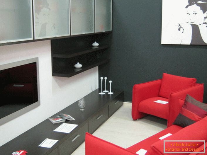 Mobiliário clássico para a sala de estar original - formas lacônicas de móveis estofados (cor vermelha na moda) e armários suspensos com vidro fosco. 