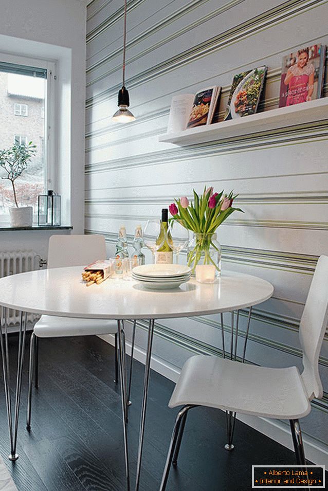 Sala de jantar em um pequeno apartamento em Gotemburgo