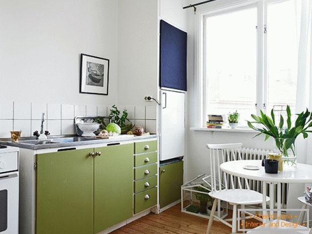 Interior de um pequeno apartamento em estilo escandinavo