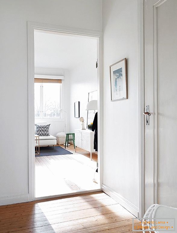 Interior de um pequeno apartamento em estilo escandinavo