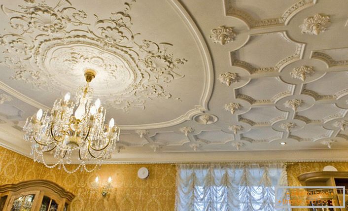 A rica decoração do teto com estuque parece elegante e discreto. Uma solução elegante para decorar a sala de estar.