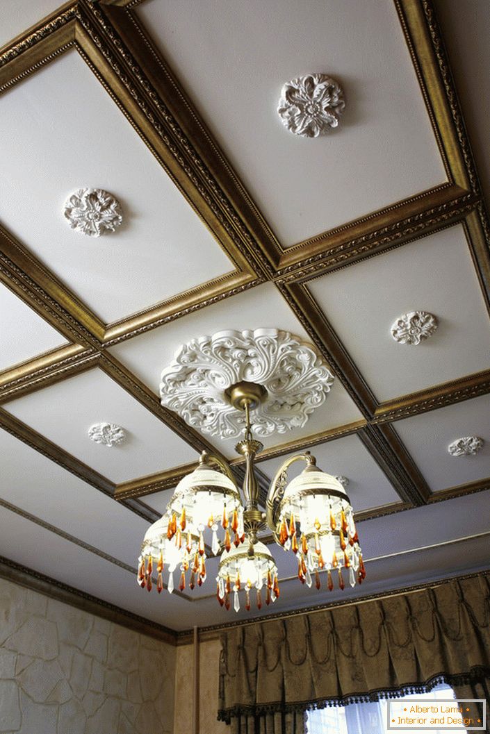 Colagem de estuque - uma das decorações mais populares dos tectos da sala, decorada em estilo Império, barroco ou Art Deco.
