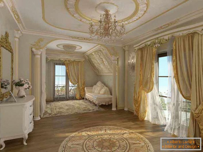 Um quarto barroco em uma casa de campo no sul da Suíça é decorado com estuque de poliuretano. 
