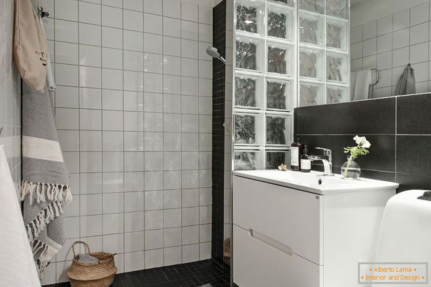 Interior de casa de banho em preto e branco