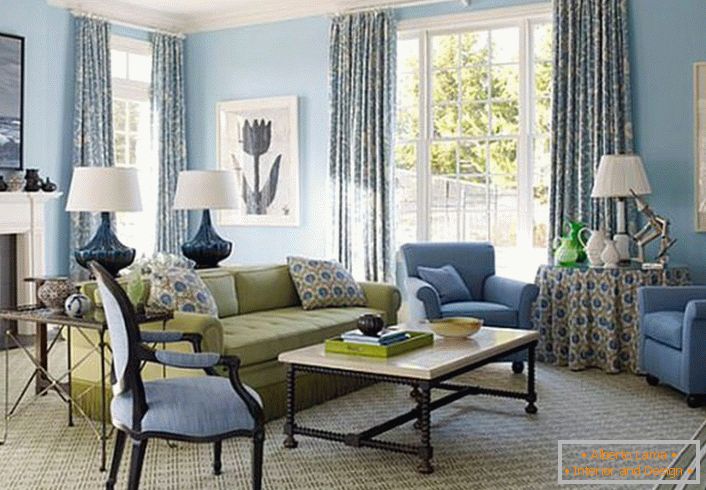 Uma impressão interessante em travesseiros, cortinas e toalhas de mesa definem o estilo do país francês. O quarto é decorado em um delicado creme e cor azul.