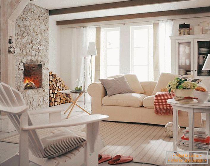 Uma acolhedora sala de estar em estilo country para uma pequena casa de campo.