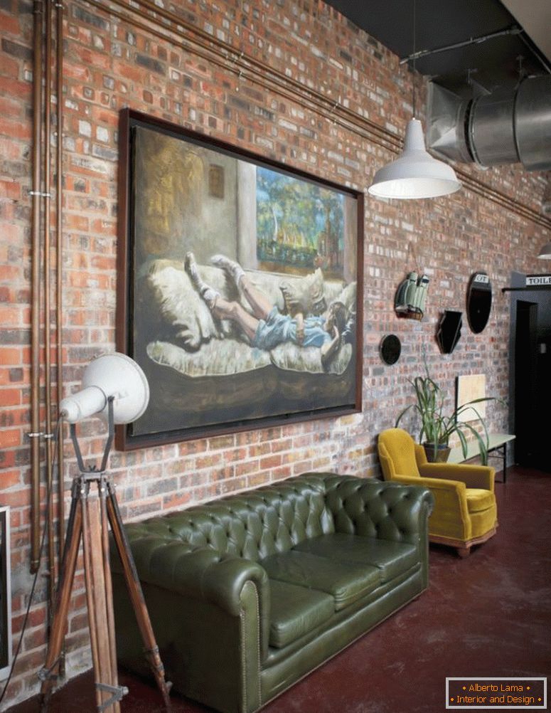 Grande pintura a óleo na parede de tijolo de estilo industrial loft com sofá retrô e poltrona