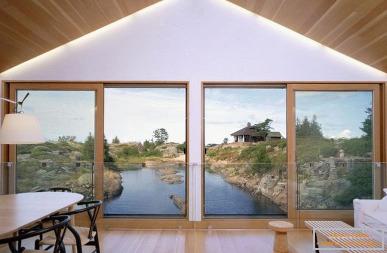 bela vista cênica sala de estar com piso de madeira e teto