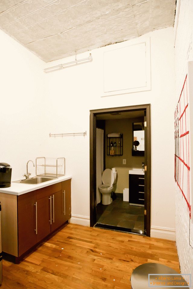 Cozinha e banheiro de um elegante apartamento no Brooklyn