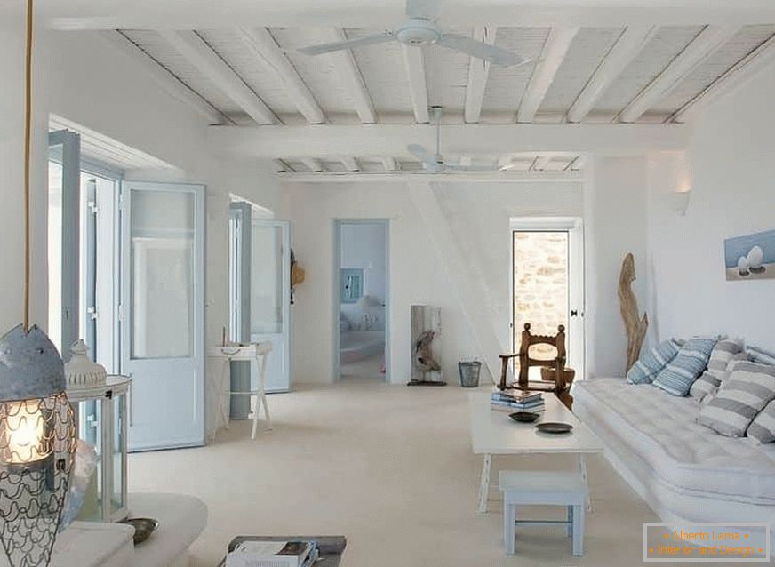 Sala de estar em estilo grego com teto com vigas