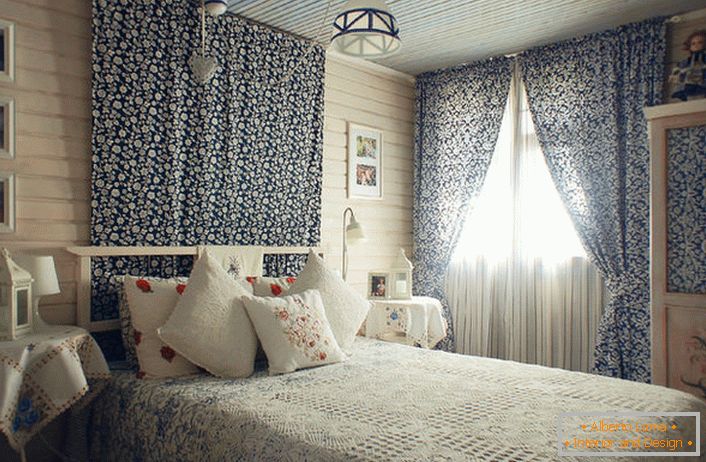 Sala leve e aconchegante no estilo country em uma pequena casa no sul da Espanha. A ideia do designer é realizada para o quarto de uma jovem.