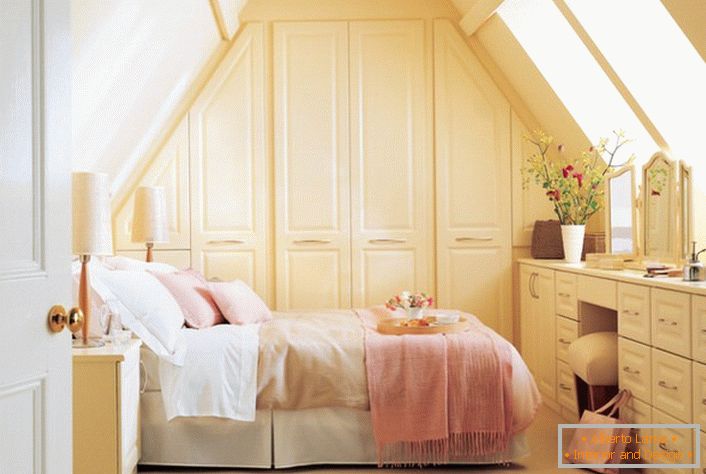 O quarto em estilo rústico é decorado em tons suaves de rosa e bege.