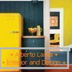 A combinação de uma parede cinza e uma geladeira amarela