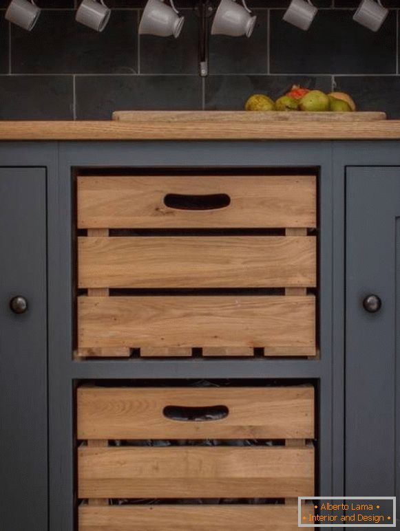 Caixas de madeira para legumes embutidos no armário da cozinha