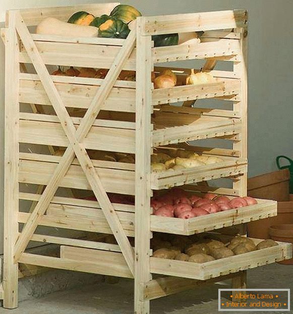 Prateleira de madeira para armazenar legumes na despensa