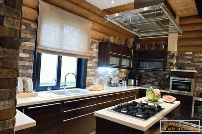 O acabamento feito de tijolos parece organicamente no fundo da moldura de madeira. Combinação exclusiva completa com móveis e eletrodomésticos modernos é uma solução vantajosa para decorar a cozinha em uma casa de aldeia.