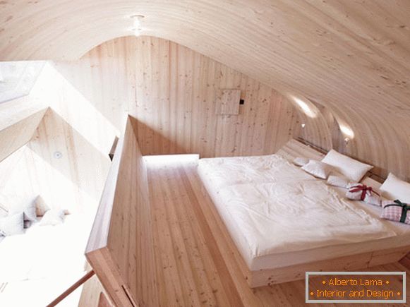 Interior do quarto de uma pequena cabana Ufogel na Áustria