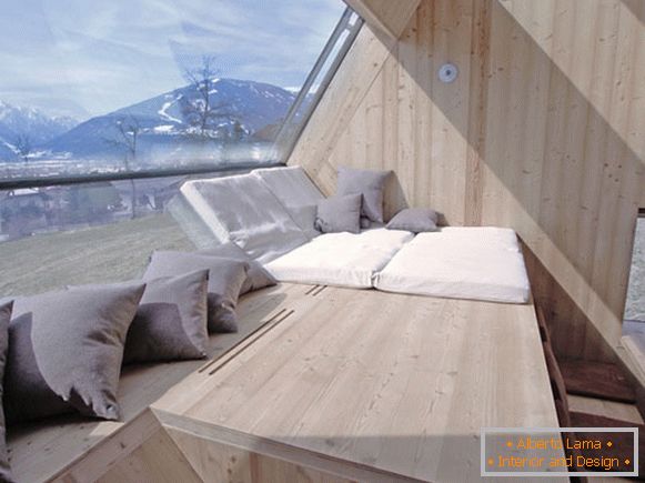 Área de descanso no peitoril da janela da pequena cabana Ufogel na Áustria