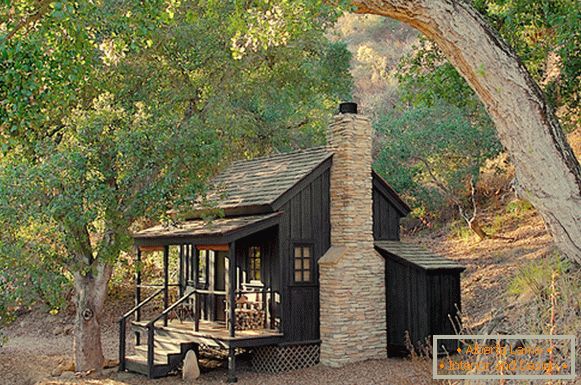 A aparência de uma pequena casa de campo Innermost House no norte da Califórnia
