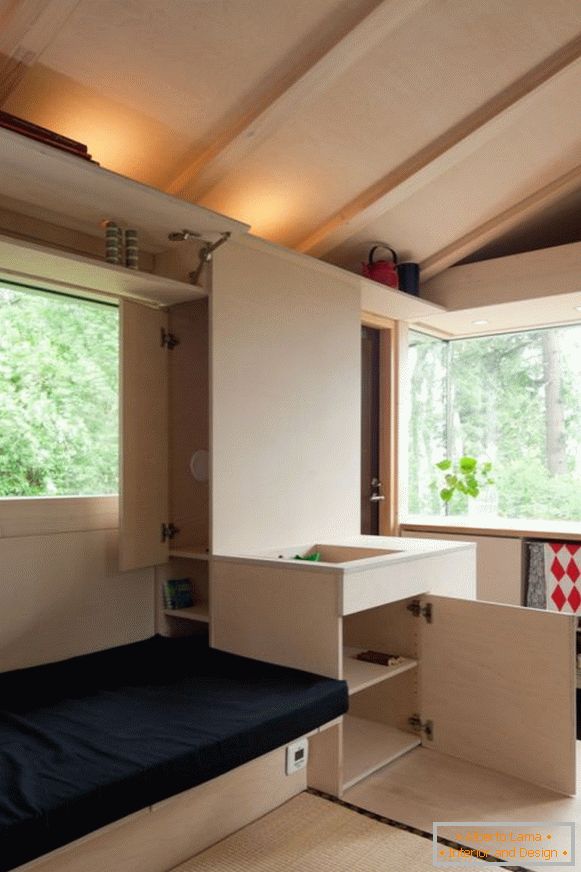 Sistemas de armazenamento em uma pequena cabana na Finlândia