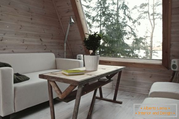 Interior de uma pequena cabana de madeira