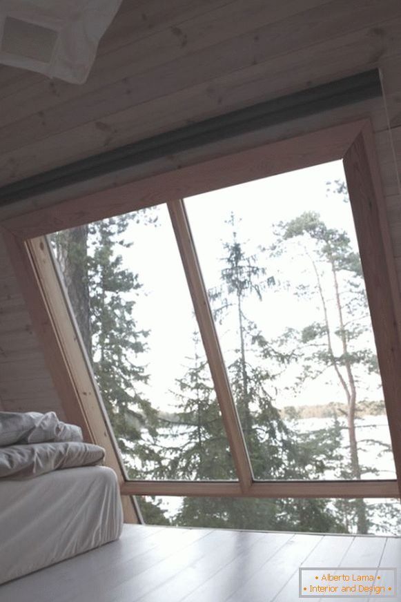 Dormer janela em uma pequena cabana