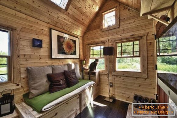 Interior de uma pequena casa de campo com rodas Pequena aderência